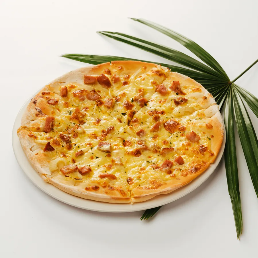 Smoked duck thin-crust pizza with mozzarella and onion